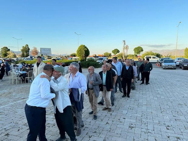 Akçakiraz Beldemizin sâkinleriyle, bu akşam düzenlediğimiz etkinlikte yine bir araya geldik. Düzenlediğimiz bu etkinliğe katılarak bizleri ziyadesiyle mutlu eden tüm hemşehrilerime teşekkür ederim. Güzide beldemiz Akçakiraz’ımızı birlik ve beraberlik içerisinde daima ileri taşıyacağız…